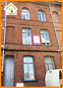 Rénovation de menuiseries : fenêtres et porte en bois à Lille.