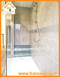 Douche italienne dans une extension de maison à Evin-Malmaison
